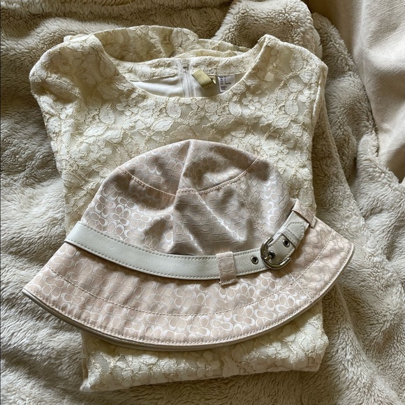 Coach cream color hat with white leather metal buckle belt. Size PS. - Picture 11 of 15